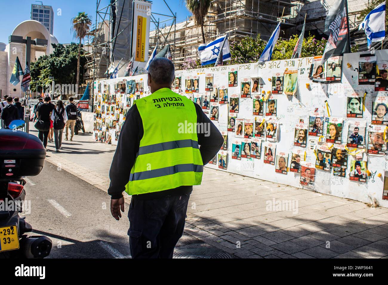 Tel Aviv, Israele, 4 marzo 2024 sono esposti poster raffiguranti i volti degli ostaggi rapiti da Hamas durante l'attacco terroristico del 7 ottobre 2023 Foto Stock