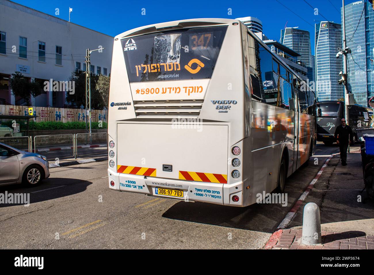 Tel Aviv, Israele, 4 marzo 2024 autobus locale che rotola nel centro di Tel Aviv, una città emblematica di Israele. Le linee sono numerose e costano molto, è vero Foto Stock