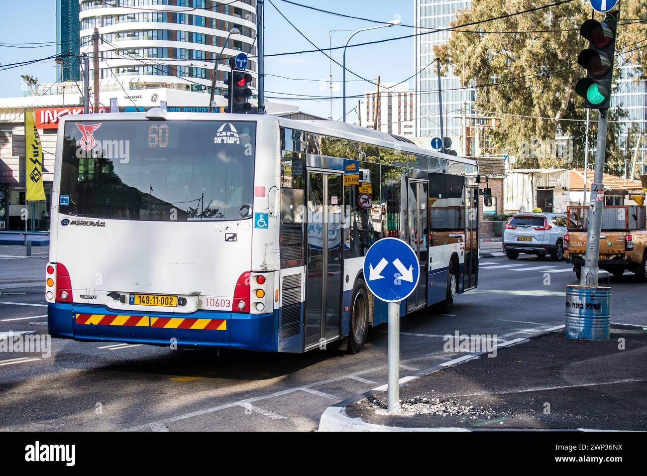 Tel Aviv, Israele, 4 marzo 2024 autobus locale che rotola nel centro di Tel Aviv, una città emblematica di Israele. Le linee sono numerose e costano molto, è vero Foto Stock