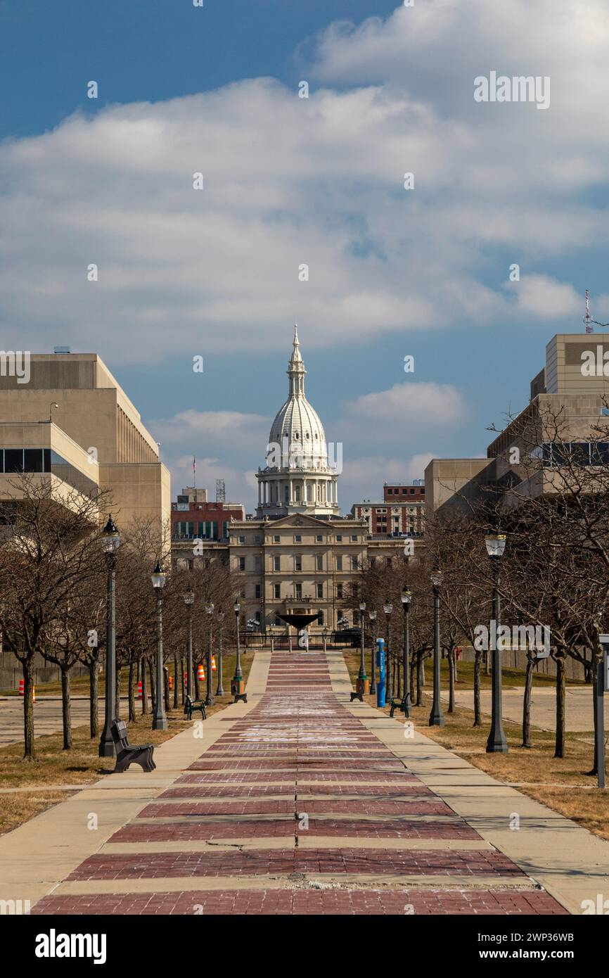 Lansing, Michigan - il Frank J. Kelley Captiol Walkway, che conduce al campidoglio dello stato del Michigan. Foto Stock