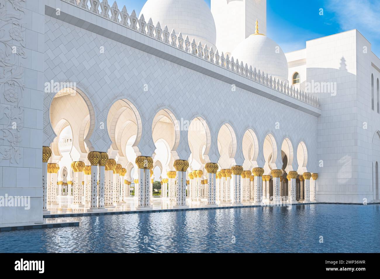 Dettaglio della grande Moschea dello sceicco Zayed sullo sfondo blu del cielo. Grande Moschea dello Sceicco Zayed, Abu Dhabi in una giornata di sole. Colonne e piscina grande Moschea dentro Foto Stock