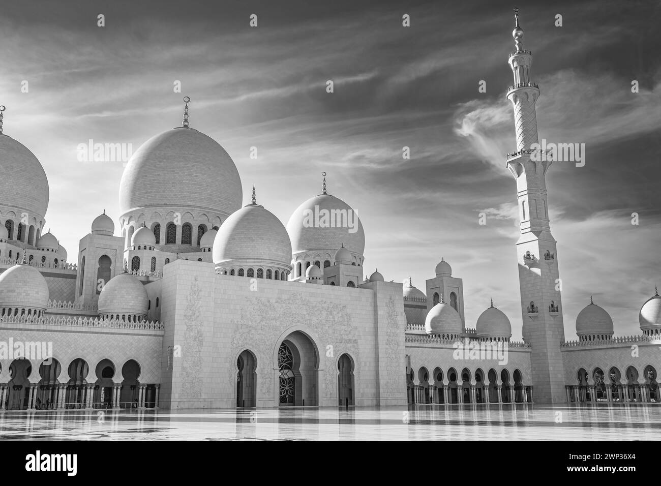 Dettaglio della grande Moschea dello sceicco Zayed sullo sfondo blu del cielo. Foto in bianco e nero della grande Moschea dello sceicco Zayed di Abu Dhabi in una giornata di sole. Grand Mo Foto Stock