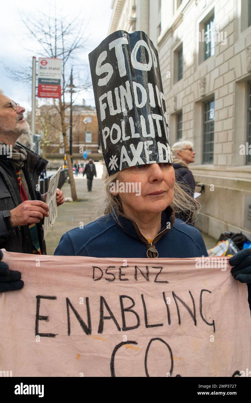 Whitehall, Londra, Regno Unito. 5 marzo 2024. I manifestanti di Money Rebellion, Extinction Rebellion, Biofuelwatch, Stop Burning Trees Coalition, Greenpeace, Stop Rosebank e la campagna contro il cambiamento climatico hanno tenuto una dimostrazione di emergenza Stop Drax fuori dal Dipartimento per l'energia, la sicurezza e Net Zero oggi a Londra. I manifestanti affermano che "il governo britannico sta attualmente valutando la possibilità di concedere ulteriori miliardi di sterline in sovvenzioni alla centrale elettrica di Drax e Lynemouth, che brucia alberi inquinanti. Se approvato, il Regno Unito si chiuderà in anni più di alberi bruciati a costo delle nostre foreste, salute ed energia b Foto Stock