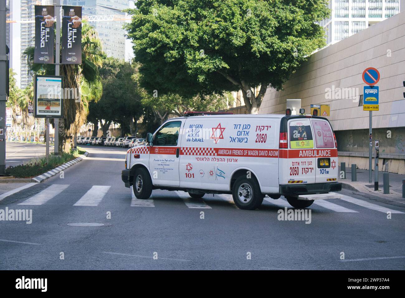 Tel Aviv, Israele, 4 marzo 2024 Israele ambulanza guida per le strade di Tel Aviv, una città emblematica e iconica di Israele Foto Stock