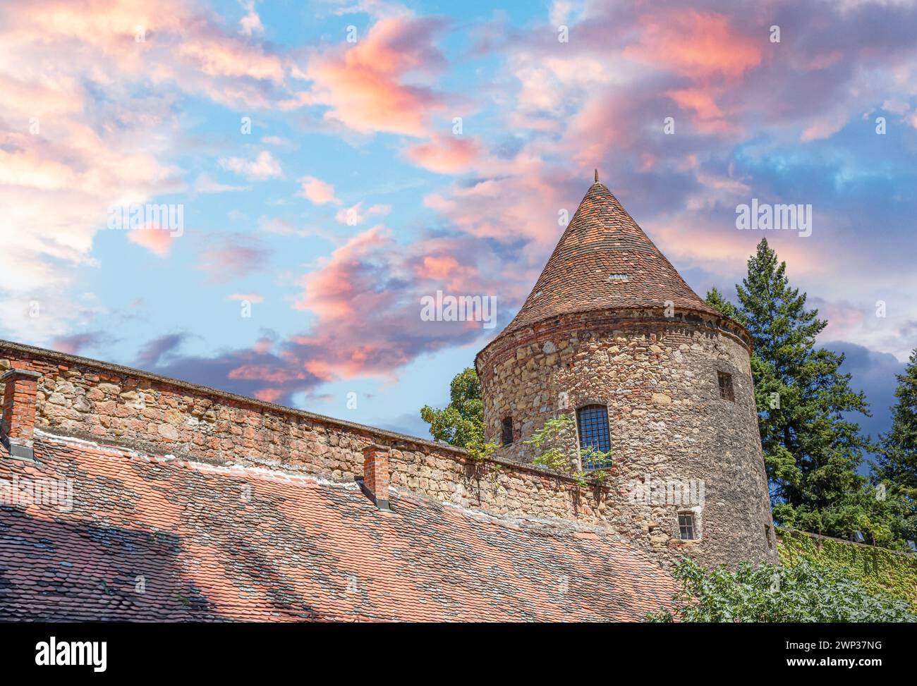 Torre del castello contro il cielo blu. Foto Stock