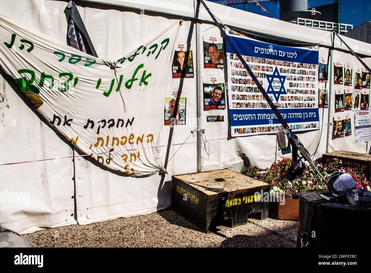 Tel Aviv, Israele, 4 marzo 2024 Piazza degli ostaggi di fronte al Museo d'Arte di Tel Aviv, un luogo in cui le persone si riuniscono in memoria di coloro che sono stati rapiti Foto Stock