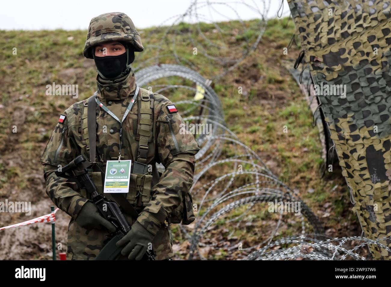 Korzeniewo, Pomorskie, Polonia il 5 marzo 2024. Un militare polacco sta di guardia durante l'esercitazione Dragon-24 della NATO, una parte dell'esercitazione su larga scala Defender-24. Le esercitazioni, che si svolgono principalmente in Europa centrale, coinvolgono circa 90.000 soldati provenienti da tutti i paesi della NATO e dalla Svezia. Lo scopo del Defender-24 è quello di scoraggiare e presentare abilità difensive di fronte all'aggressione. Crediti: Dominika Zarzycka/Alamy Live News Foto Stock