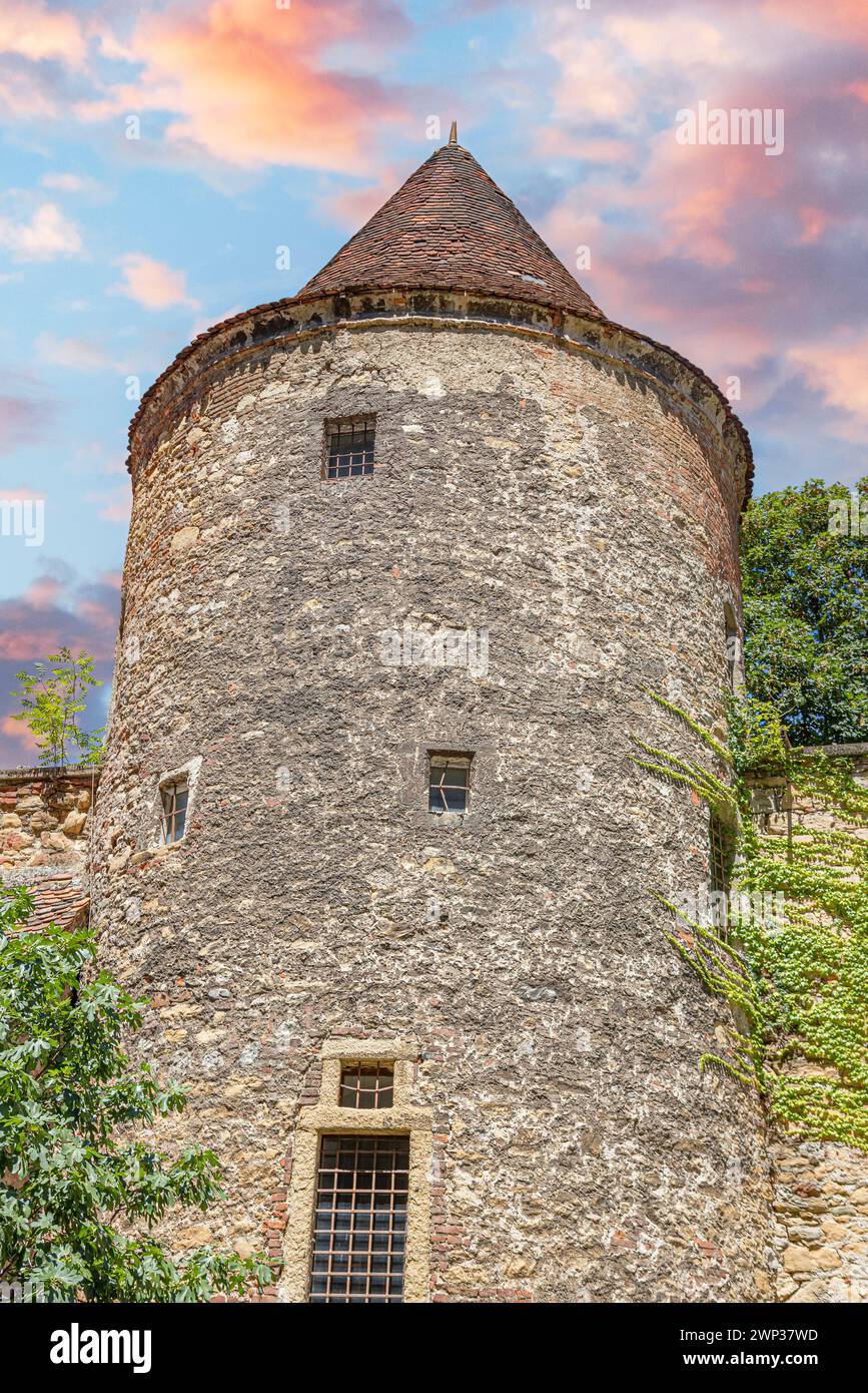 Torre del castello contro il cielo blu. Foto Stock