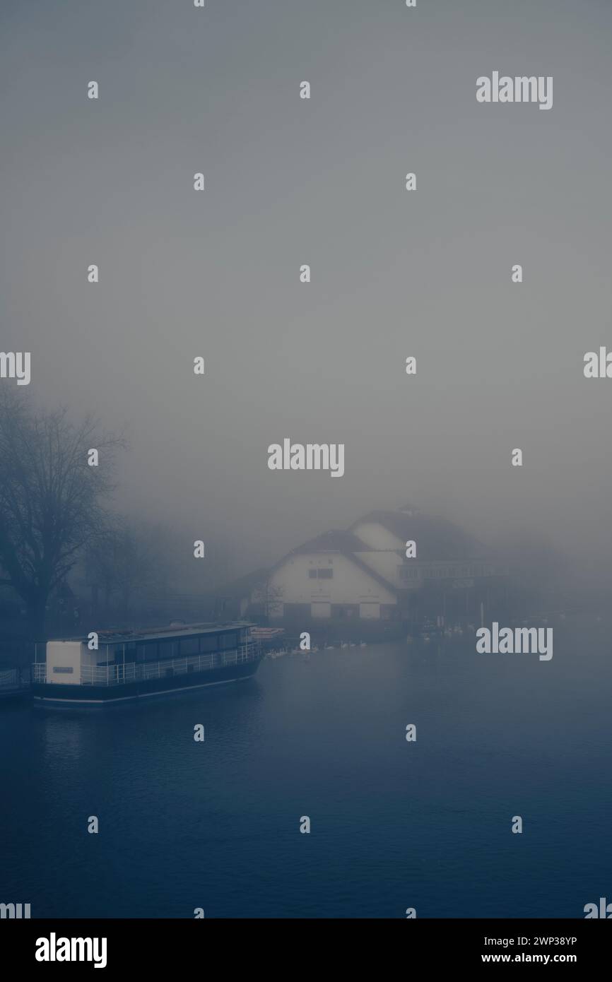 Misty, Winter Morning, Reading Rowing Club, River Tamigi, Reading, Berkshire, Inghilterra, Regno Unito, Gran Bretagna. Foto Stock