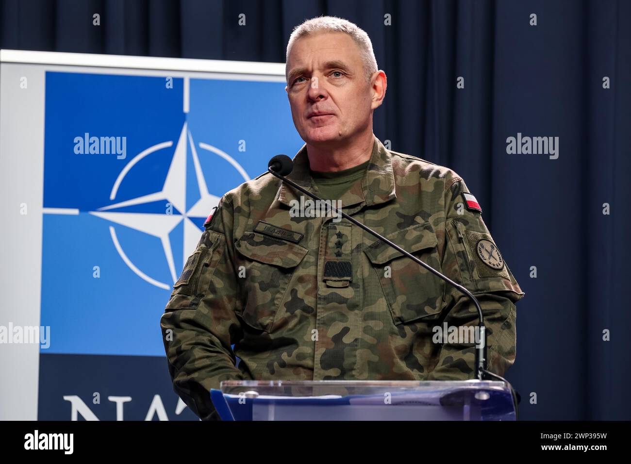 Korzeniewo, Pomorskie, Polonia il 5 marzo 2024. Il generale Piotr Blazeusz parla alla stampa durante una conferenza stampa congiunta durante l'esercitazione Dragon-24 della NATO, una parte dell'esercitazione su larga scala Defender-24. Le esercitazioni, che si svolgono principalmente in Europa centrale, coinvolgono circa 90.000 soldati provenienti da tutti i paesi della NATO e dalla Svezia. Lo scopo del Defender-24 è quello di scoraggiare e presentare abilità difensive di fronte all'aggressione. Crediti: Dominika Zarzycka/Alamy Live News Foto Stock