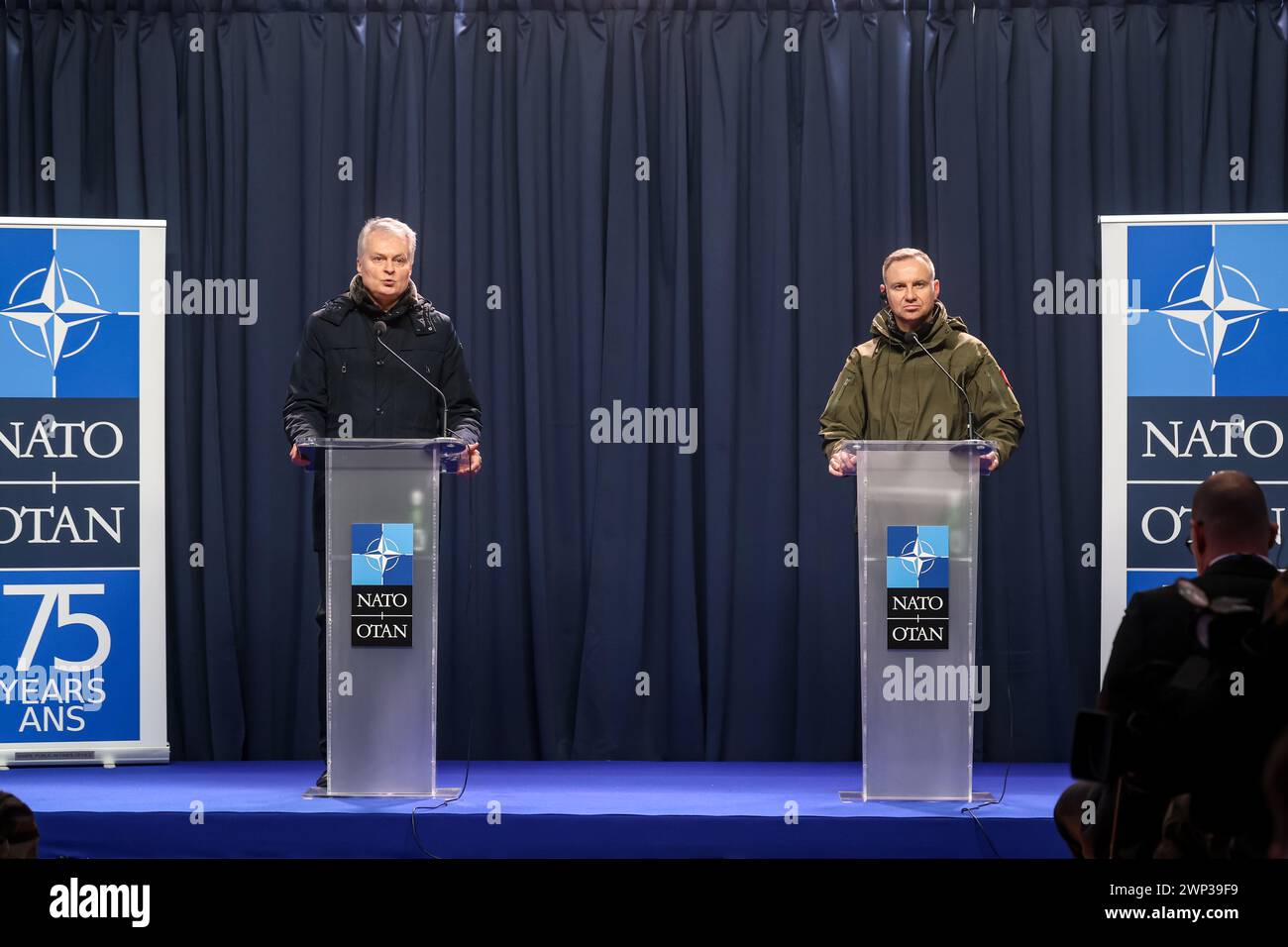 Korzeniewo, Pomorskie, Polonia il 5 marzo 2024. Il presidente della Lituania, Gitanas Nausėda, parla alla stampa durante una conferenza stampa congiunta con il presidente della Polonia, Andrzej Duda durante l'esercitazione Dragon-24 della NATO, parte di un'esercitazione su larga scala di Defender-24. Le esercitazioni, che si svolgono principalmente in Europa centrale, coinvolgono circa 90.000 soldati provenienti da tutti i paesi della NATO e dalla Svezia. Lo scopo del Defender-24 è quello di scoraggiare e presentare abilità difensive di fronte all'aggressione. Crediti: Dominika Zarzycka/Alamy Live News Foto Stock