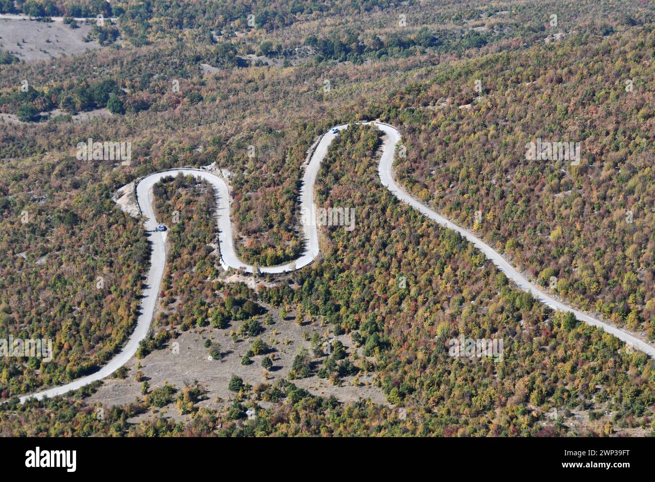 Curve di Galichica. Parco nazionale macedone. Prospettiva aerea astratta della strada a serpentina. Foto Stock