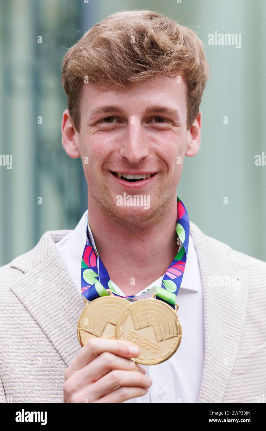 Bruxelles, Belgio. 5 marzo 2024. Alexander DOOM belga posa per il fotografo durante un ricevimento per gli atleti vincitori della medaglia dei Campionati del mondo indoor presso l'ufficio del primo Ministro a Bruxelles, martedì 05 marzo 2024. Il Belgio ha vinto tre medaglie d'oro e una di bronzo all'Athletics Worlds di Glasgow dello scorso fine settimana. BELGA PHOTO BENOIT DOPPAGNE credito: Belga News Agency/Alamy Live News Foto Stock