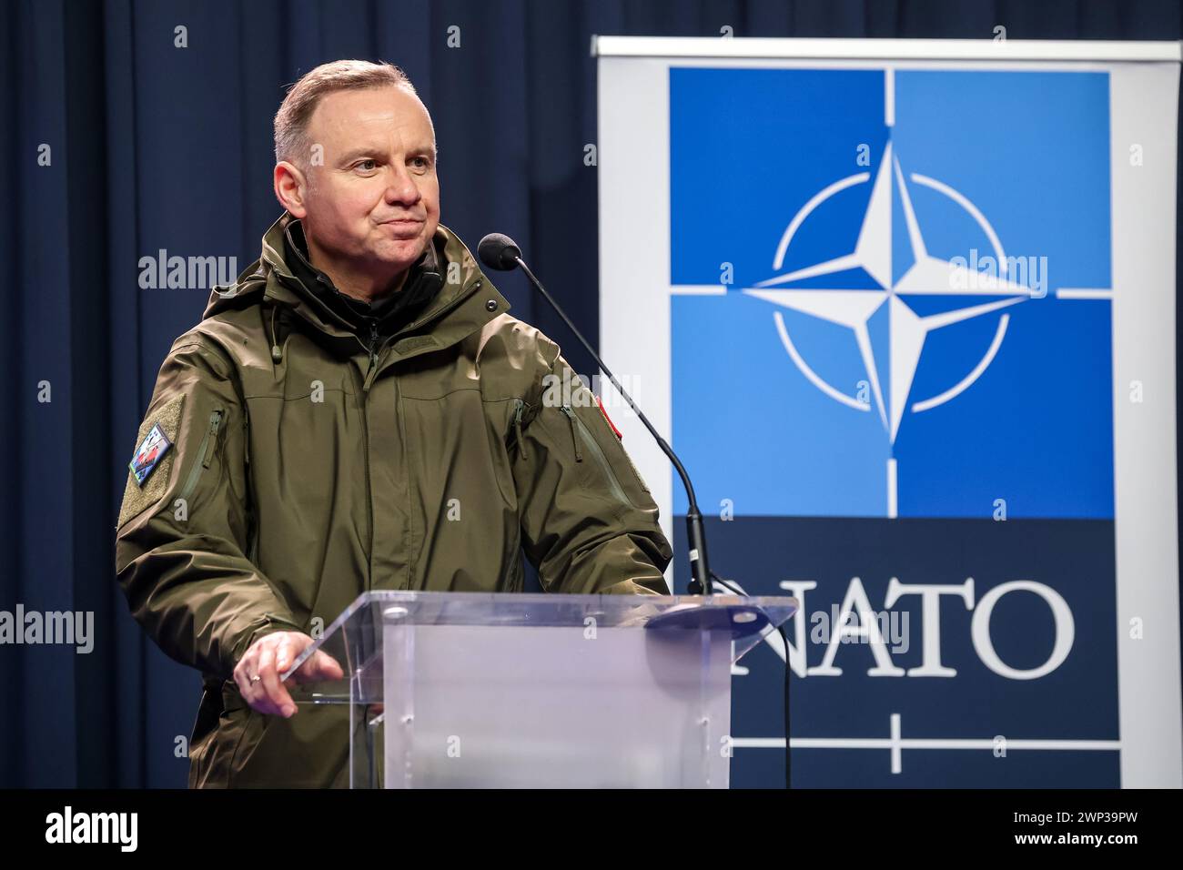 Korzeniewo, Pomorskie, Polonia il 5 marzo 2024. Il presidente della Polonia Andrzej Duda parla alla stampa durante una conferenza stampa congiunta con il presidente della Lituania, Gitanas Nausėda, durante l'esercitazione Dragon-24 della NATO, parte di un'esercitazione decisiva su larga scala Defender-24. Le esercitazioni, che si svolgono principalmente in Europa centrale, coinvolgono circa 90.000 soldati provenienti da tutti i paesi della NATO e dalla Svezia. Lo scopo del Defender-24 è quello di scoraggiare e presentare abilità difensive di fronte all'aggressione. Crediti: Dominika Zarzycka/Alamy Live News Foto Stock