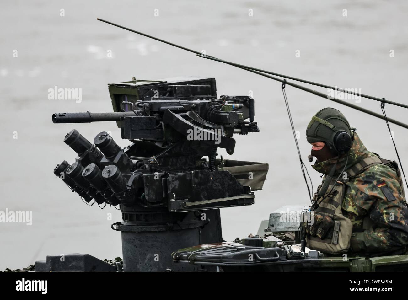 Korzeniewo, Pomorskie, Polonia il 5 marzo 2024. I militari presentano il trasferimento di carri armati e veicoli corazzati attraverso il fiume Vistola durante l'esercitazione Dragon-24 della NATO, una parte dell'esercitazione su larga scala Defender-24. Le esercitazioni, che si svolgono principalmente in Europa centrale, coinvolgono circa 90.000 soldati provenienti da tutti i paesi della NATO e dalla Svezia. Lo scopo del Defender-24 è quello di scoraggiare e presentare abilità difensive di fronte all'aggressione. Crediti: Dominika Zarzycka/Alamy Live News Foto Stock