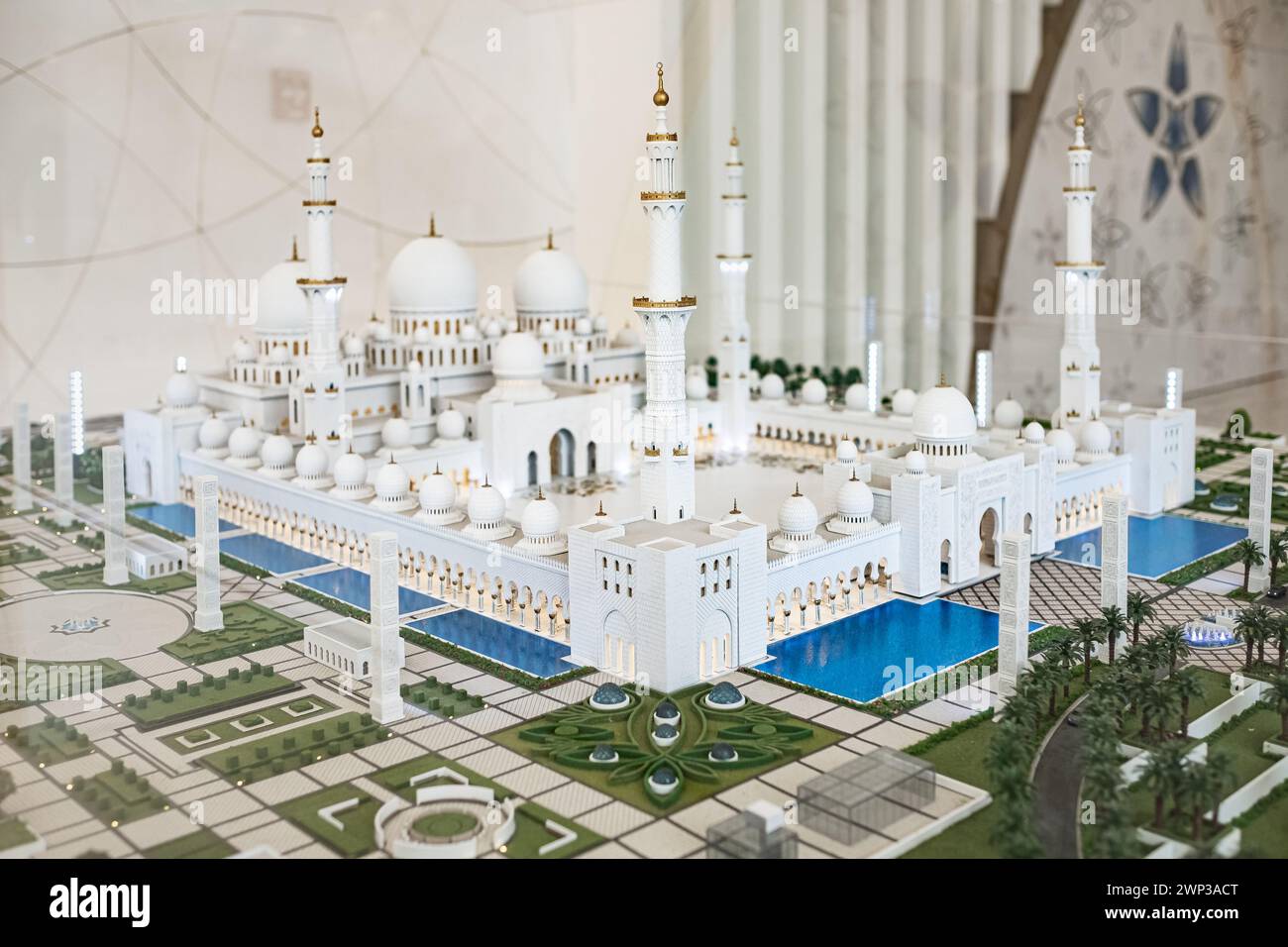 Splendido mockup dell'edificio della Moschea Sheikh Zayed. Esposizione o disposizione della grande Moschea di Abu Dhabi. Primo piano, nessuno, concentrazione selettiva Foto Stock