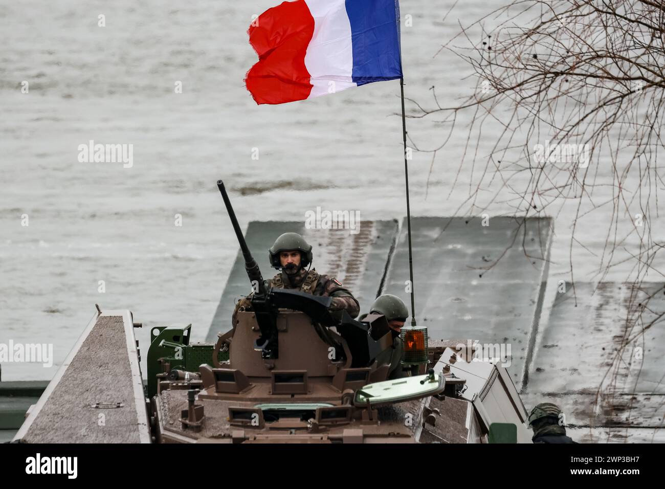 Korzeniewo, Pomorskie, Polonia il 5 marzo 2024. I militari francesi presentano il trasferimento di carri armati e veicoli corazzati attraverso il fiume Vistola durante l'esercitazione Dragon-24 della NATO, una parte dell'esercitazione decisiva su larga scala Defender-24. Le esercitazioni, che si svolgono principalmente in Europa centrale, coinvolgono circa 90.000 soldati provenienti da tutti i paesi della NATO e dalla Svezia. Lo scopo del Defender-24 è quello di scoraggiare e presentare abilità difensive di fronte all'aggressione. Crediti: Dominika Zarzycka/Alamy Live News Foto Stock
