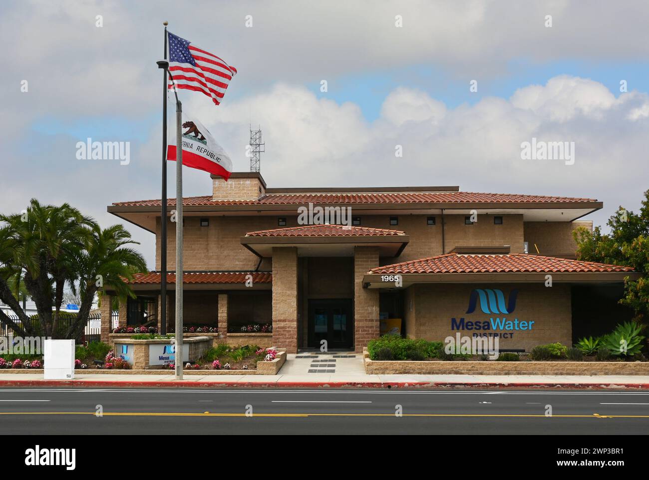 COSTA MESA, CALIFORNIA - 25 FEB 2024: Il Mesa Water District Building in Placentia Street, fornisce acqua alla città e a Newport Beach. Foto Stock