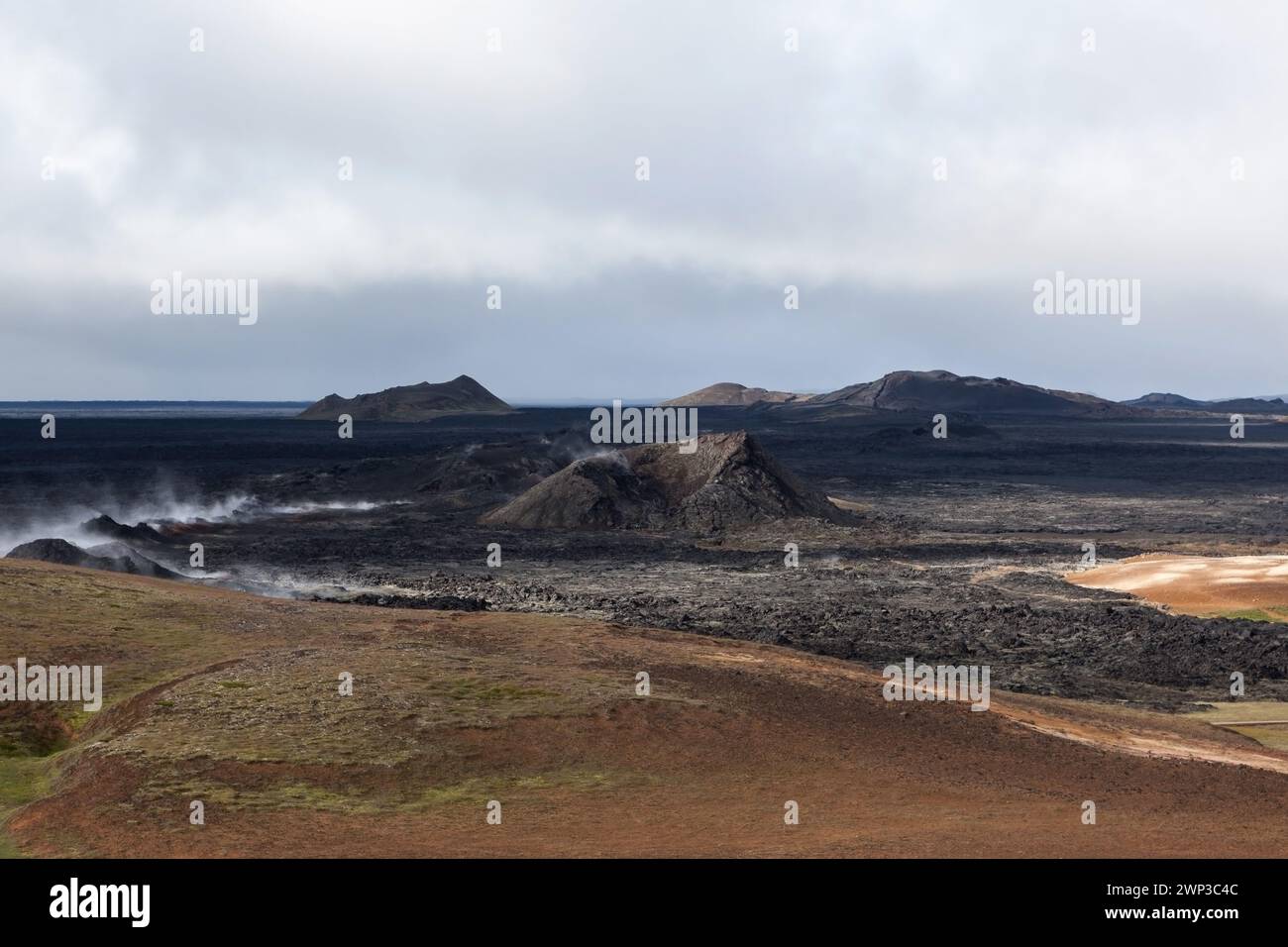 Paesaggio nero di fumo apocalittico del cratere di Krafla. Deserto di lava - area vulcanica ancora attiva vicino a Myvatn, Islanda settentrionale. Foto Stock