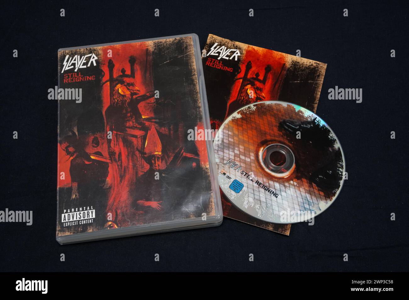 Slayer - DVD ancora in carica su una superficie scura. Lahti, Finlandia. 30 dicembre 2023. Foto Stock