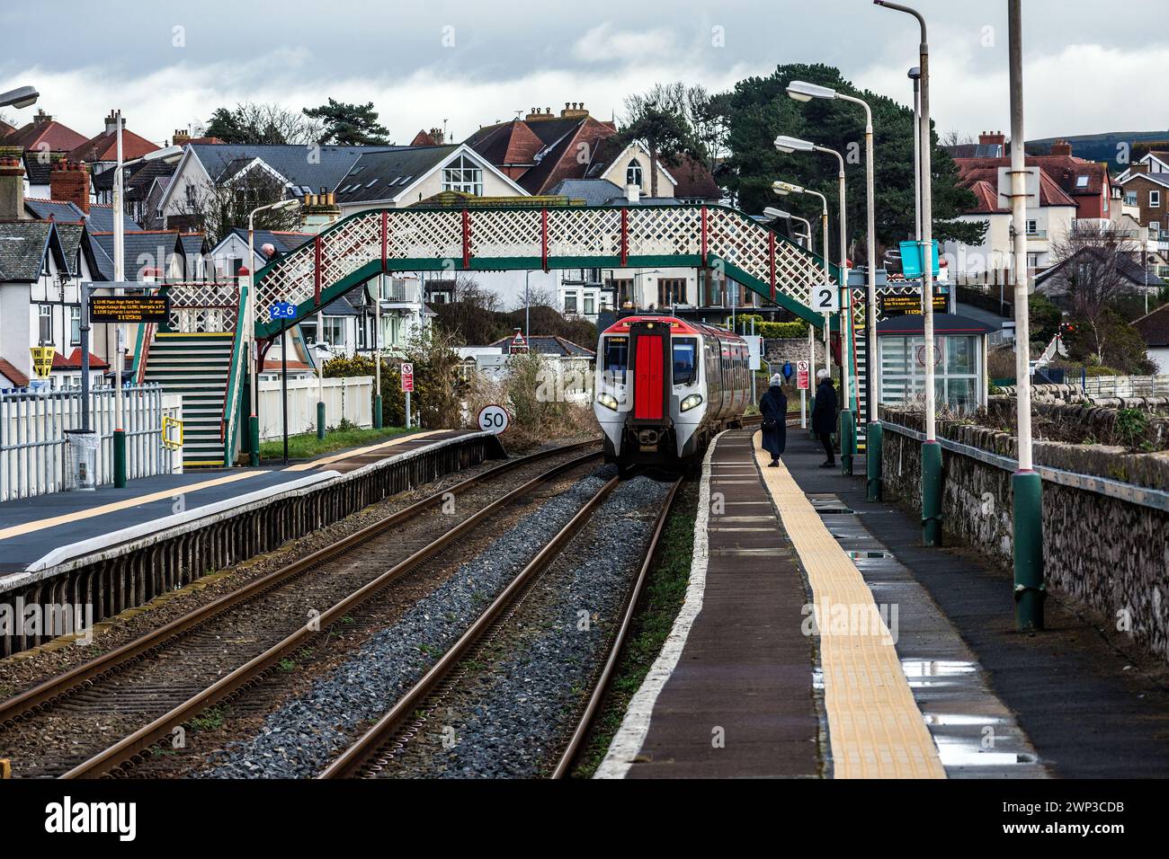 Treno diretto a Llandudno nella stazione ferroviaria di Deganwy. Foto Stock