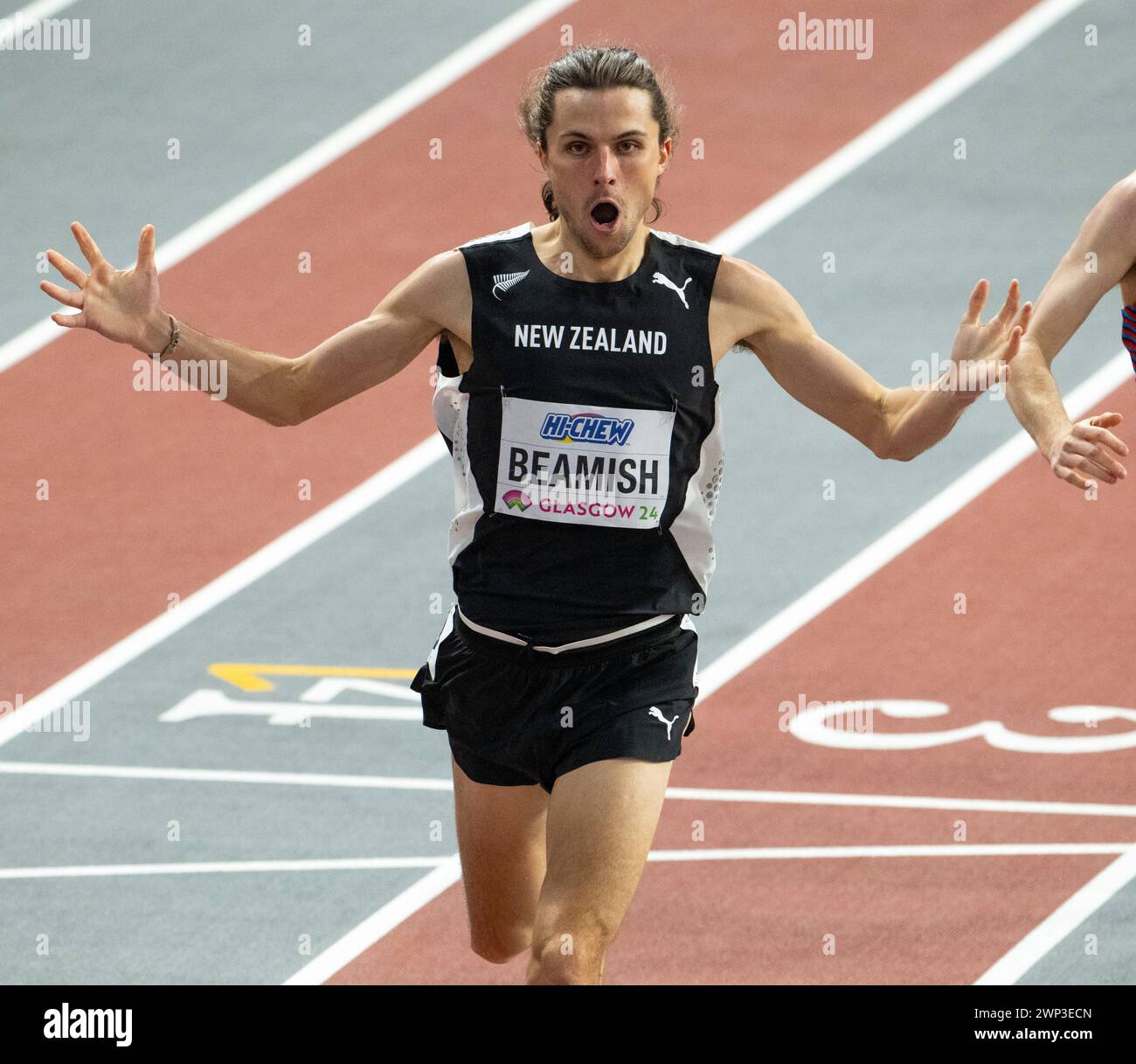 Geordie Beamish, neozelandese, celebra la sua vittoria nella finale maschile dei 1500 m ai Campionati del mondo di atletica leggera indoor, Emirates Arena, Glasgow, Scozia Foto Stock