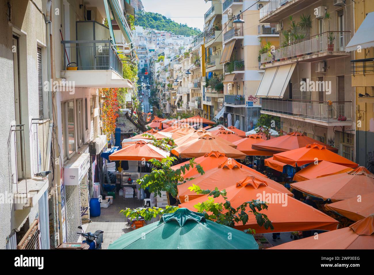 Atene, Grecia, 26 novembre 2023: Veduta sul mercato di Exarcheia, quartiere anarchico di Atene Foto Stock