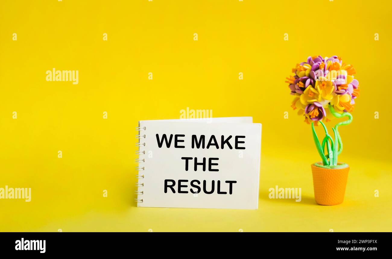 Su un blocco note si ottengono risultati, che simboleggiano il successo e il successo. Ideale per concetti aziendali o formativi, che evocano desiderio e dedizione Foto Stock