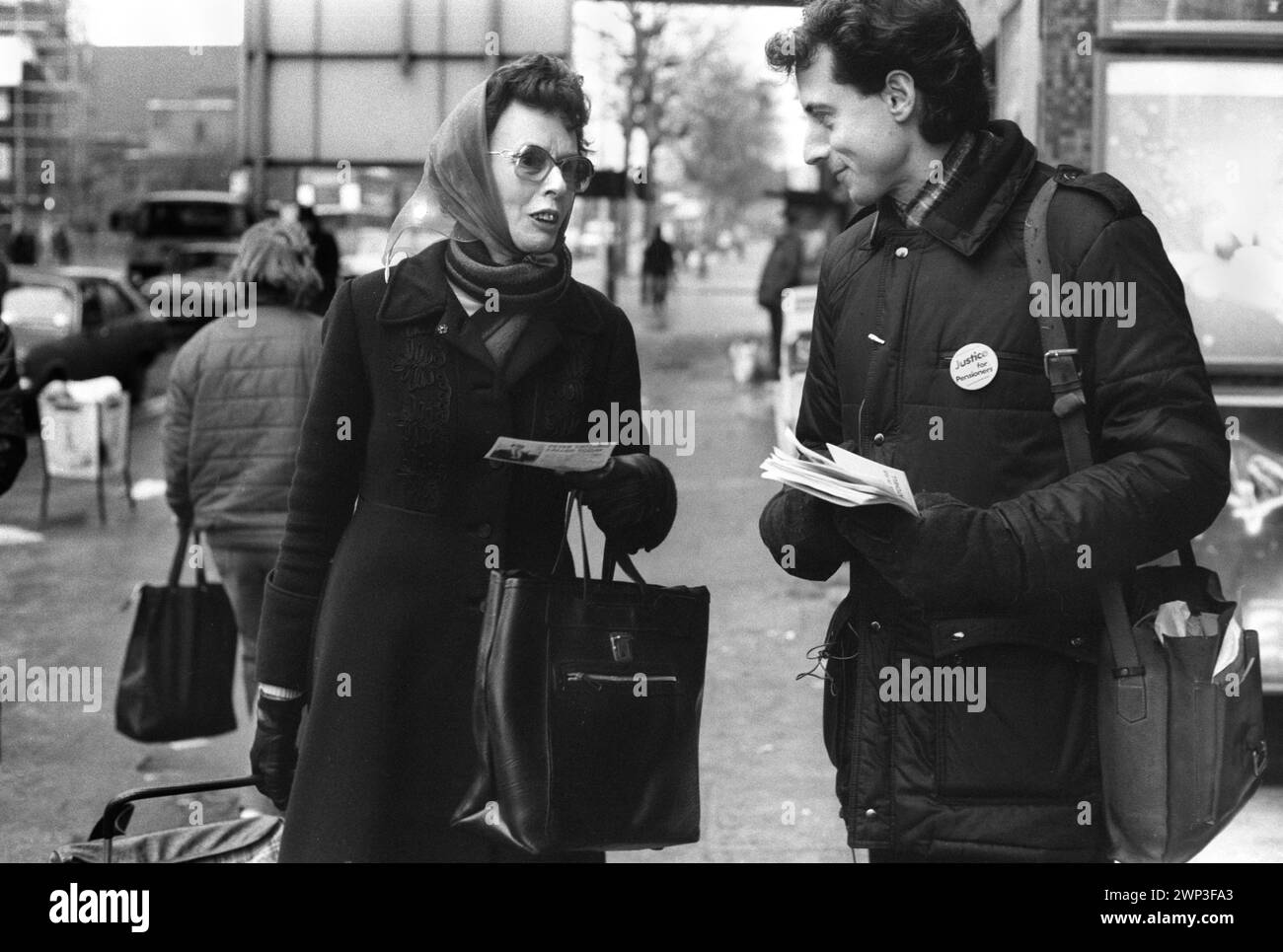 Londra, Inghilterra febbraio 1983. Peter Tatchell, attivista per i diritti gay, cerca di essere eletto alla Bermondsey per elezione a South London al partito laburista come deputato. Elettori che indossano il distintivo "giustizia per pensionati". HOMER SYKES anni '1980 Foto Stock