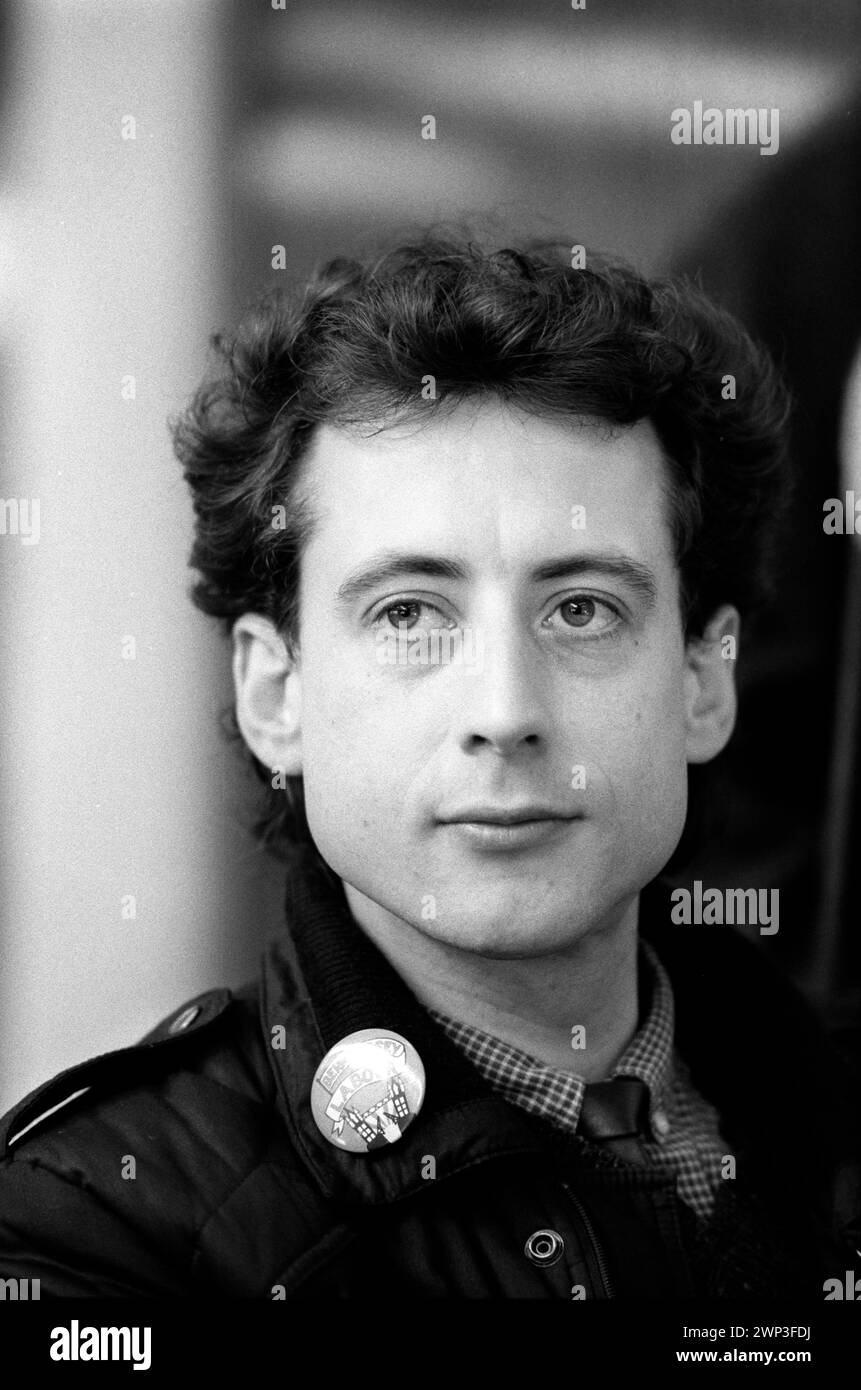 Londra, Inghilterra febbraio 1983. Peter Tatchell ritrae l'attivista per i diritti gay cerca di essere eletto alla Bermondsey per elezione a South London al partito laburista come deputato. 1980 UK HOMER SYKES Foto Stock
