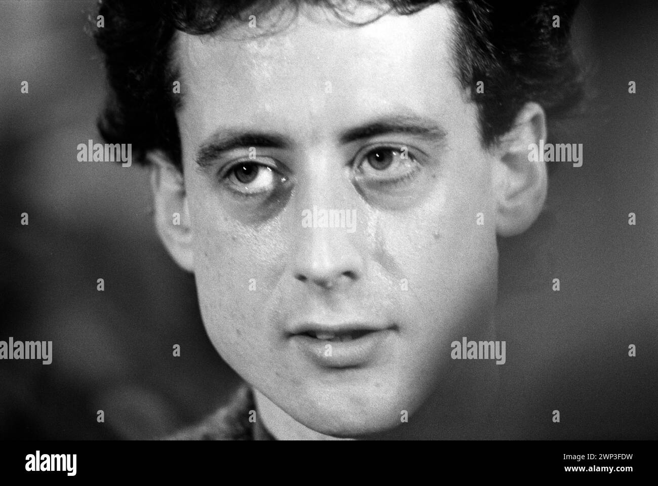 Londra, Inghilterra 24 febbraio 1983. Peter Tatchell ritrae l'attivista per i diritti gay cerca di essere eletto alla Bermondsey per elezione a South London al partito laburista come deputato. 1980 UK HOMER SYKES Foto Stock