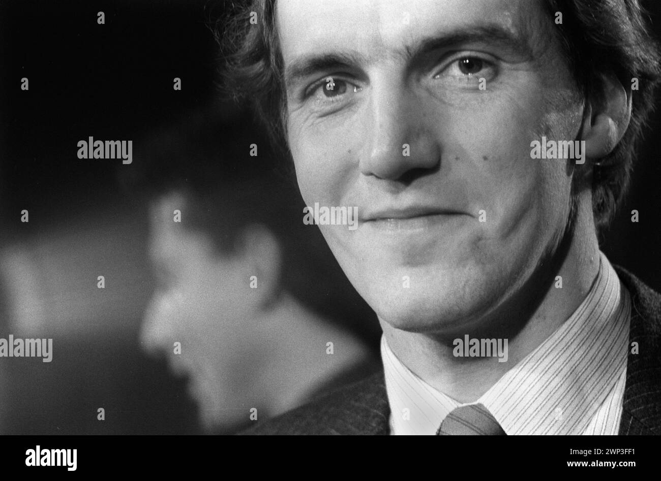 Londra, Inghilterra 24 febbraio 1983. Simon Hughes, partito liberale, Bermondsey per elezione a sud di Londra, ha appena vinto. Peter Tatchell fuori fuoco in background. 1980 UK HOMER SYKES Foto Stock