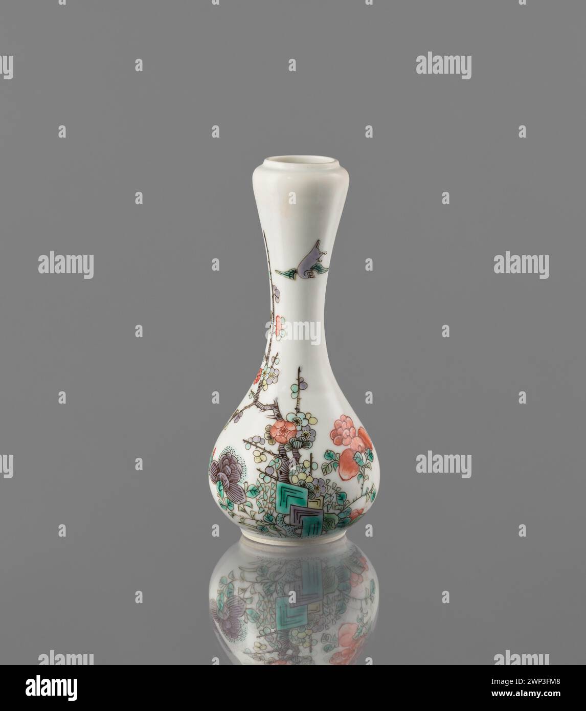 Questo vaso del XVIII secolo, datato 1723-1735, è un vaso decorativo che rappresenta l'arte ceramica europea del periodo. Foto Stock