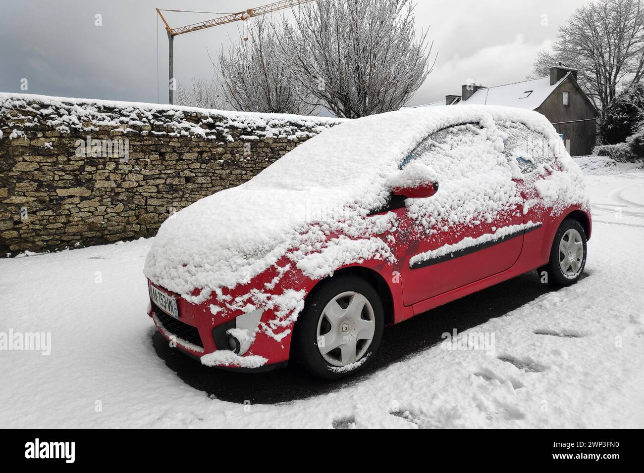 La Feuillée, Francia - 18 gennaio 2023: Renault Twingo II fase uno completamente ricoperta di neve. Foto Stock