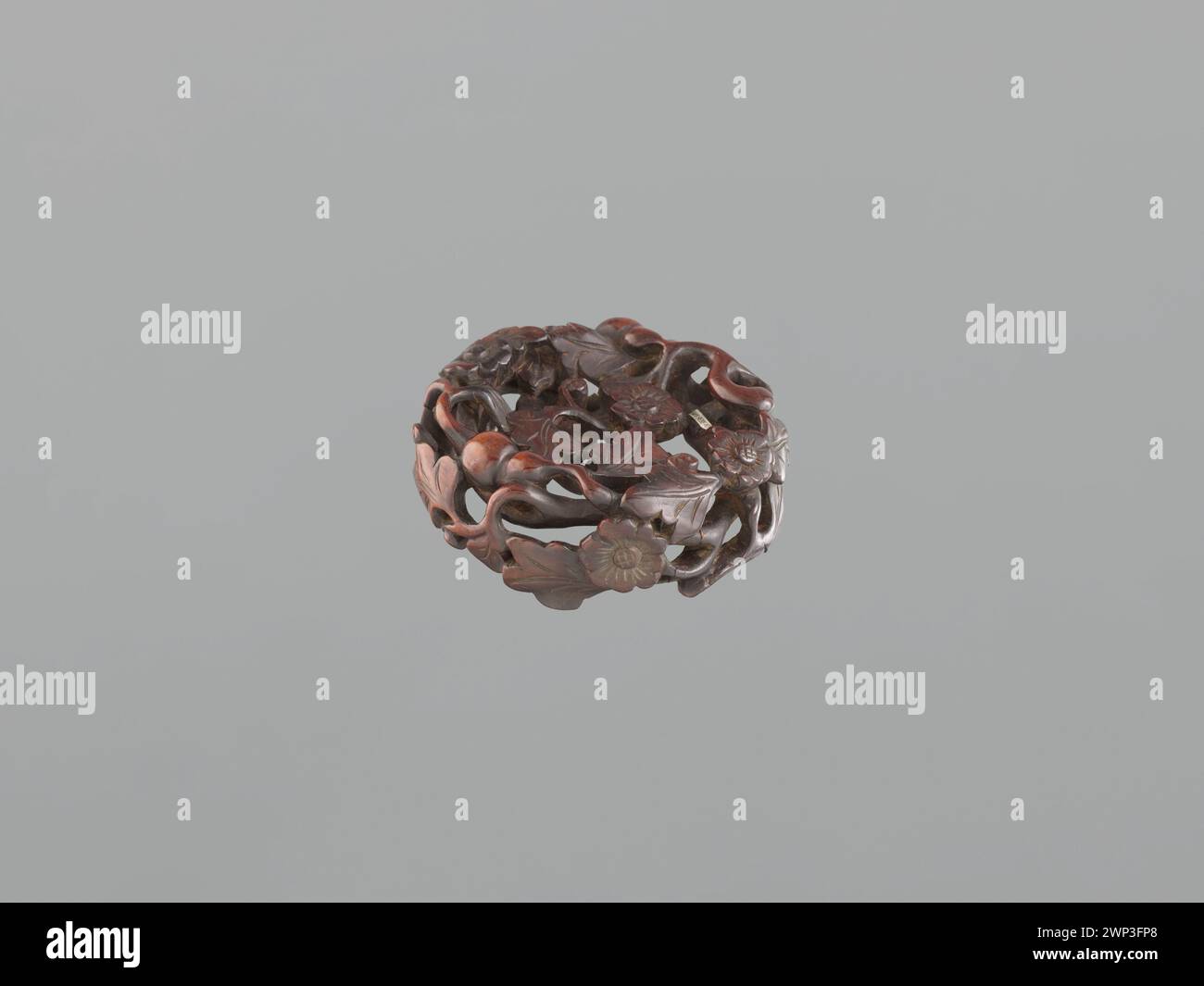 Un carrello del XIX secolo utilizzato per il trasporto di merci e materiali, caratterizzato da costruzione in legno e grandi ruote a raggi, tipico degli ambienti rurali e urbani del periodo. Foto Stock