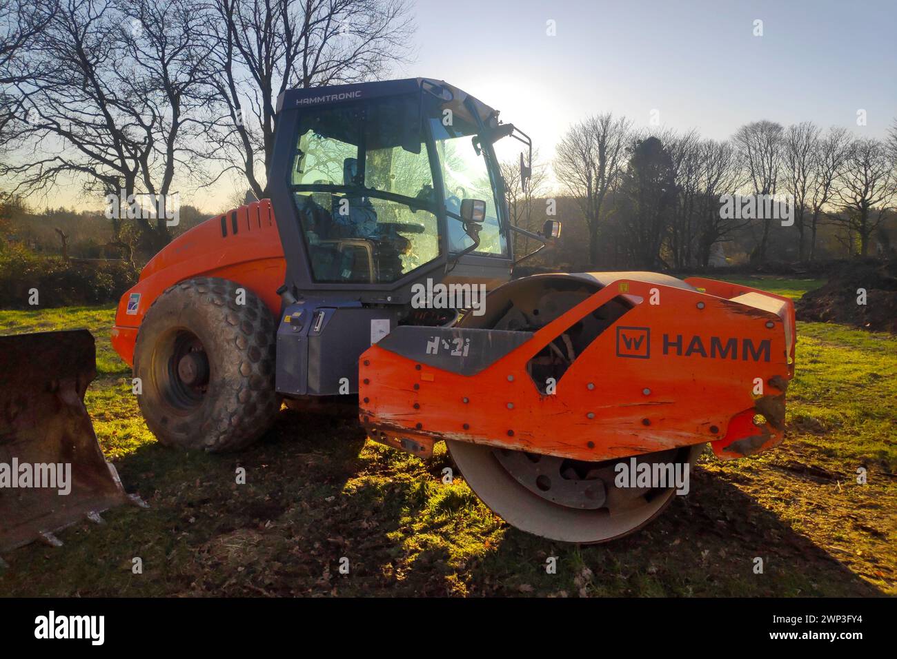 La Feuillée, Francia - 7 febbraio 2023: Rullo stradale Hamm AG H12i in cantiere. Foto Stock