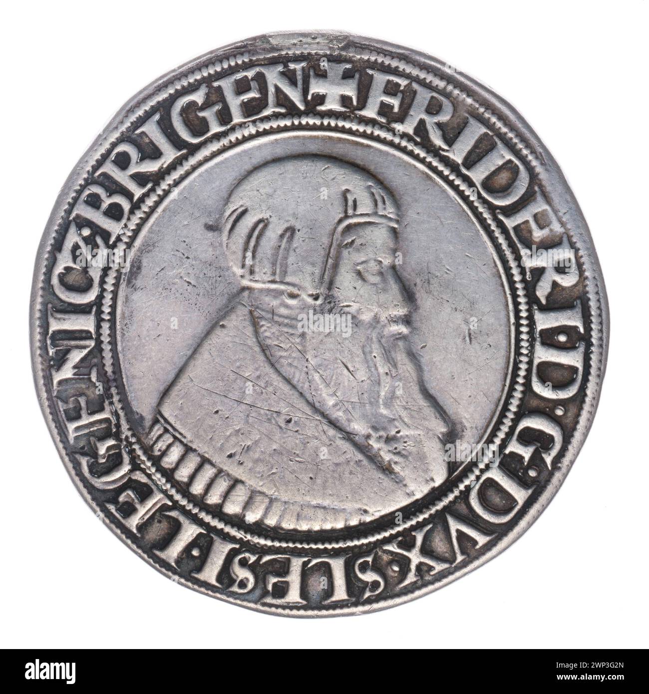 1542 tallero di Fryderyk II, principe di Brzesko-Legnica, che mostra il busto dell'armatura, lo stemma sotto l'elmetto con labrai e il profilo rivolto a destra. Foto Stock
