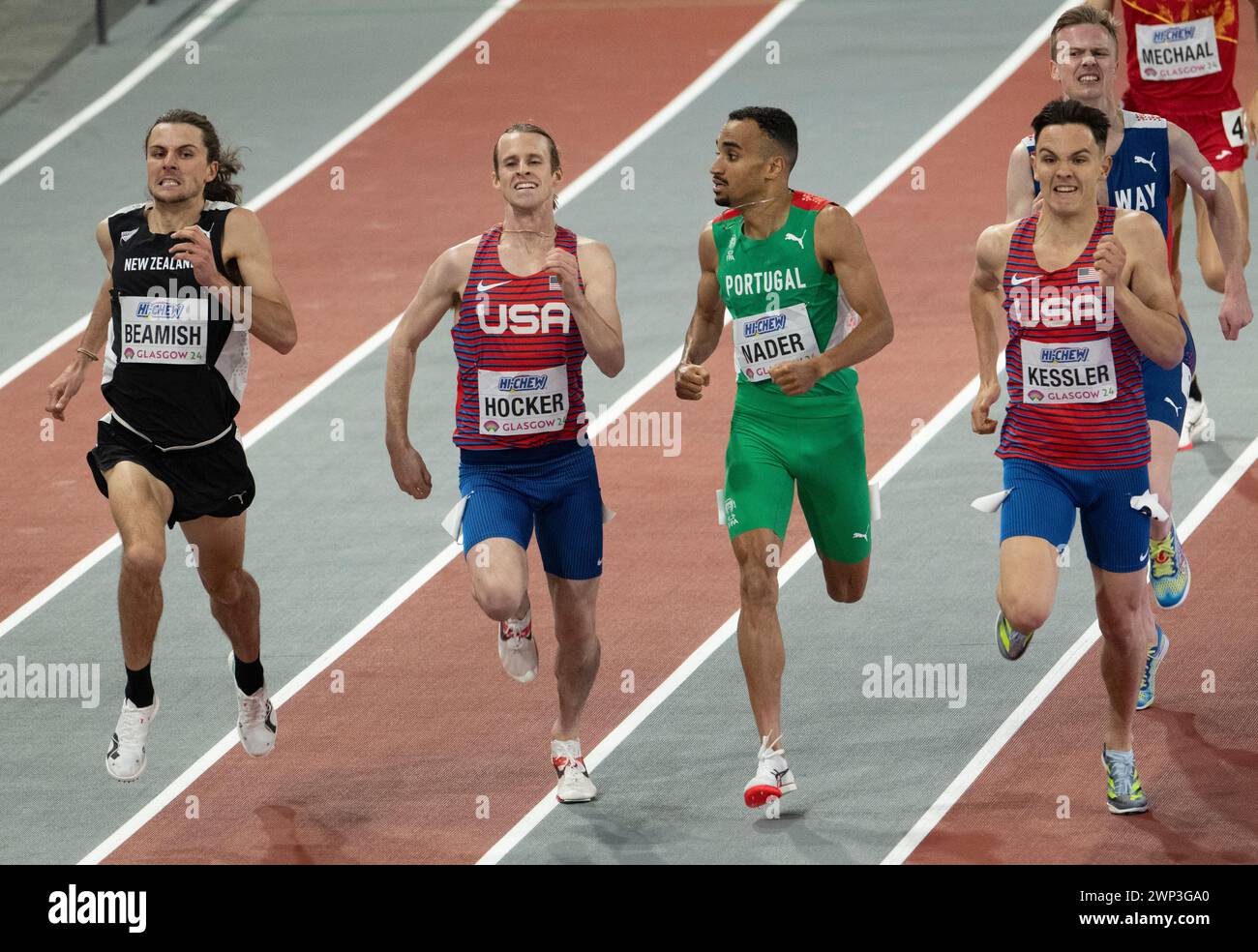 Geordie Beamish della nuova Zelanda supera Cole Hocker (USA), Isaac Nader (Portogallo) e Hobbs Kessler (USA) per vincere la finale maschile di 1500 m al mondo Foto Stock