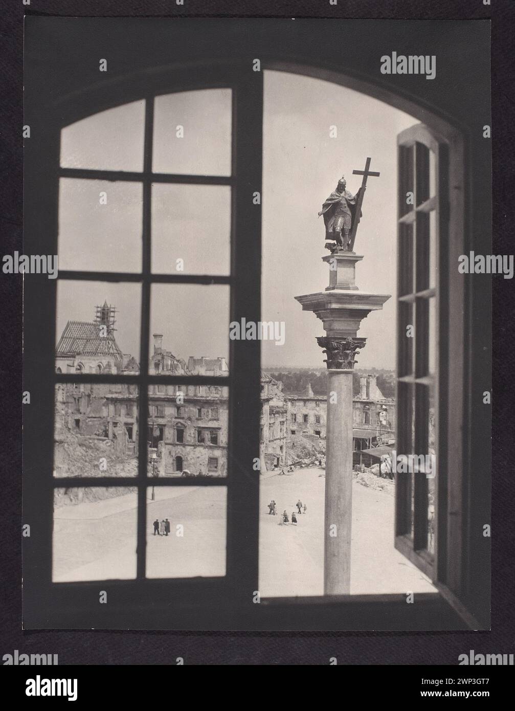 Simbolo di Varsavia; Baranowska, Halina; 1949 (1948-00-00-1949-00-00-00); è stato scaricato dal Muse del Museo Nazionale di Varsavia; stampa fotografica/fotografica; prodotti da W ókien / carta / carta / carta fotografica; altezza 31 , 8 cm, larghezza 24,4 cm; di 96271/94 MNW; tutti i diritti riservati.Peace Wins (Varsavia, Museo Nazionale - mostra - 1949/1950), società fotografica polacca, città Vecchia (Varsavia), Varsavia (Voivodato della Masovia), fotografi, colonna di Zygmunt III Vasa (Varsavia), concorsi, Piazza Zamkowa (Varsavia), rovine, mostre fotografiche Foto Stock