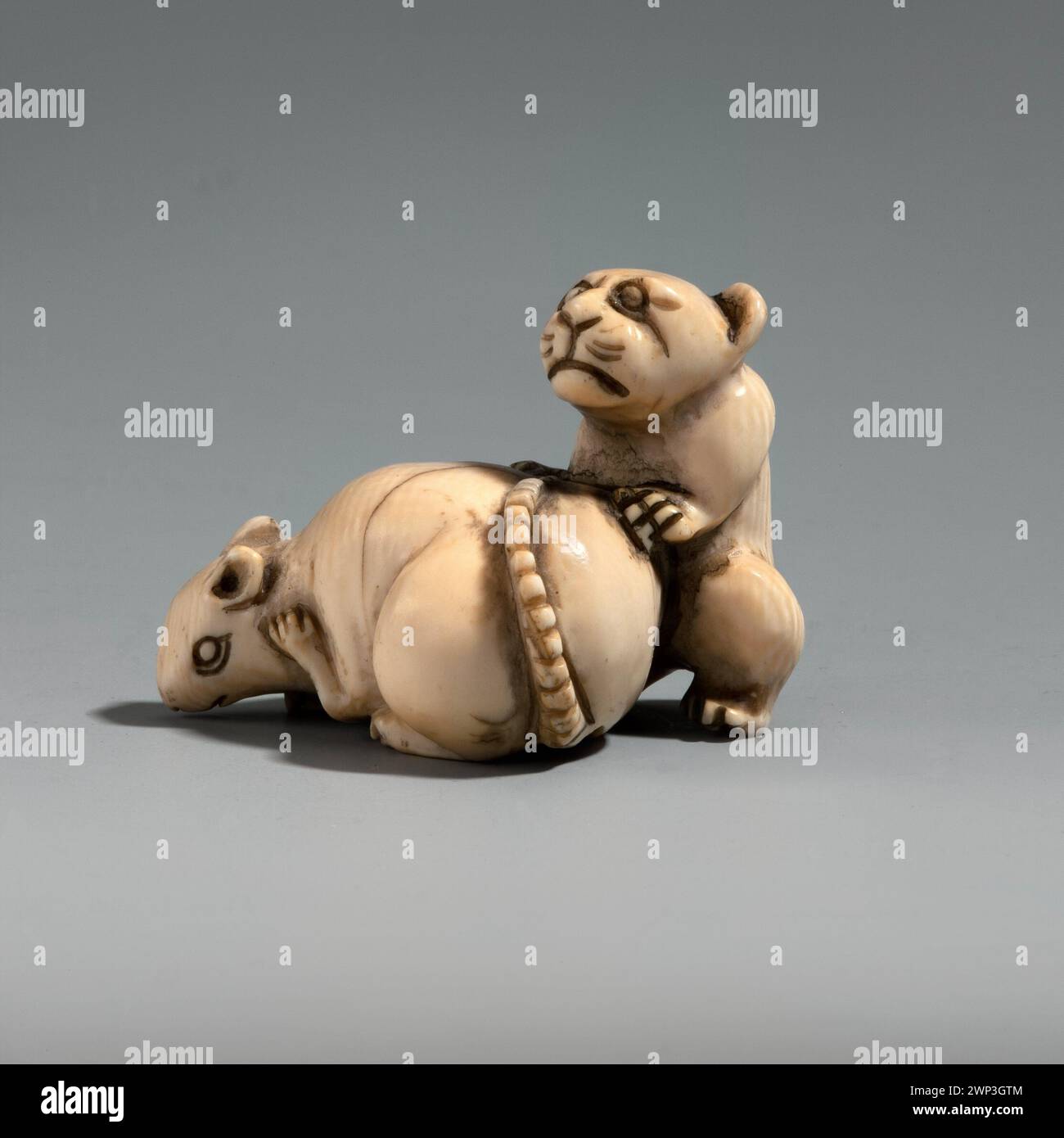 Questo netsuke giapponese, con provenienza registrata come regalo, illustra le tecniche artistiche tradizionali giapponesi e la scultura in miniatura. Foto Stock