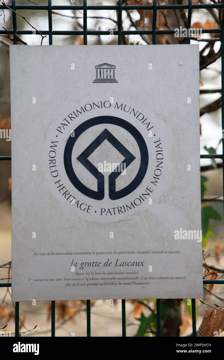 Grotta Lascaux originale. Foresta di querce e copertura vegetale sopra l'originale grotta di Lascaux. Gli impianti tecnici in superficie contribuiscono alla conservazione Foto Stock