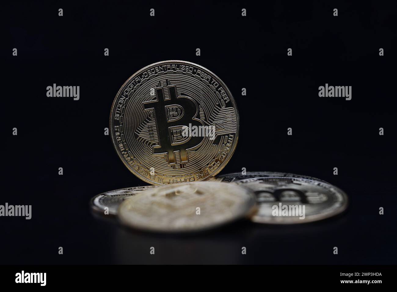Symbolbild: Bitcoin diversi - Der Bitcoin steht hoch im Kurs. Selbst Finanzdienstleister wie PayPal wollen die Kryptowährung als Zahlungsmittel zuzu Foto Stock