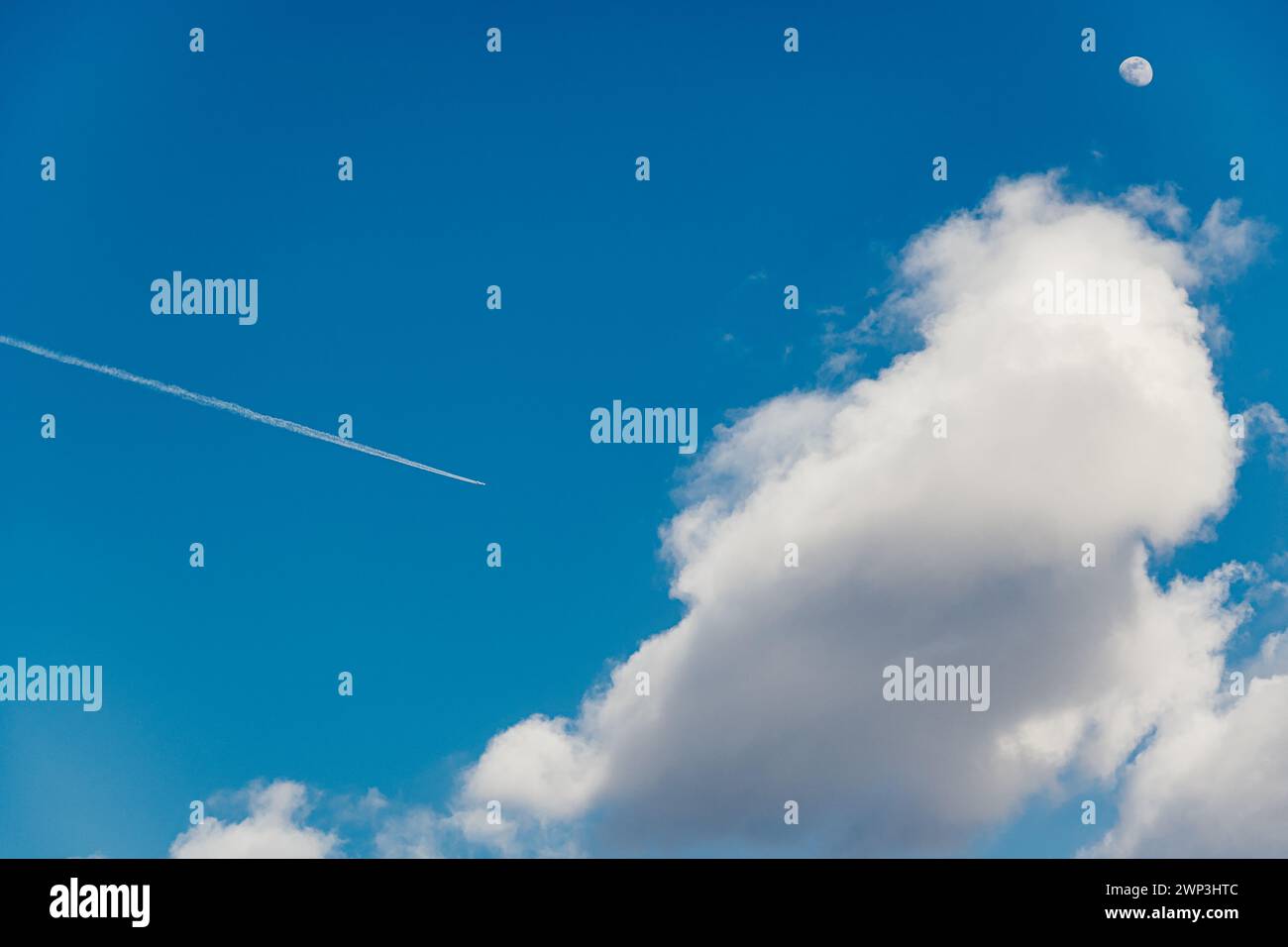 l'aereo vola attraverso le nuvole con la luna sullo sfondo Foto Stock l'aereo vola attraverso le nuvole con la luna sullo sfondo Foto Stock