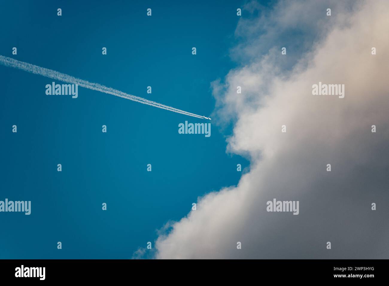 l'aereo vola attraverso le nuvole Foto Stock