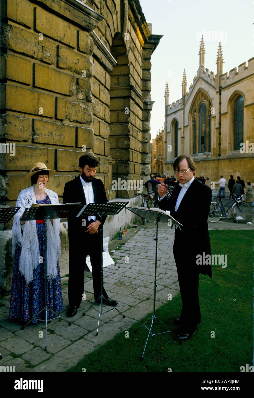 Il giorno di maggio all'alba, gli studenti universitari cantano madrigali per celebrare l'arrivo della primavera. Oxford, Oxfordshire, Inghilterra 1 maggio 1997 1970s HOMER SYKES Foto Stock