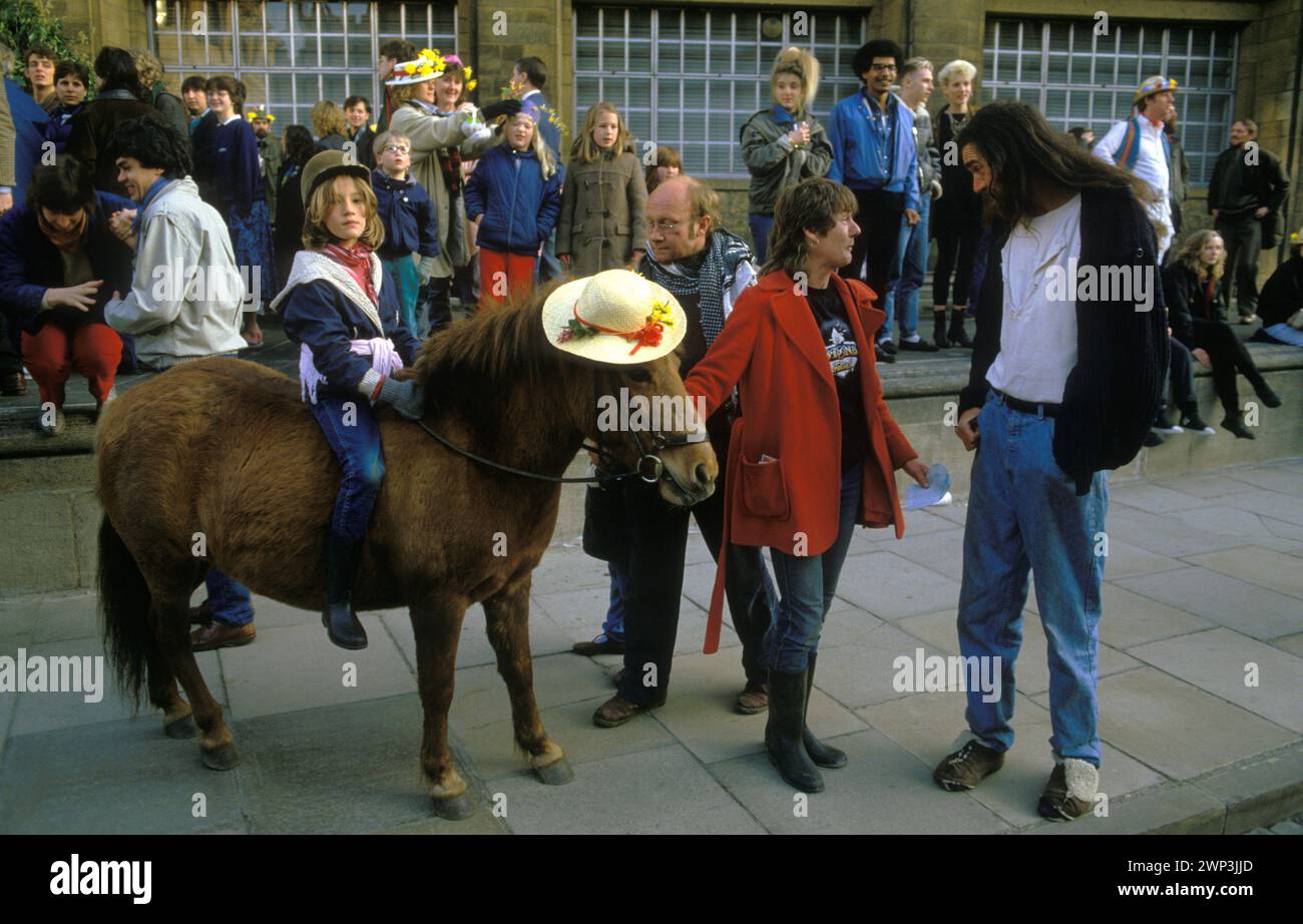 I festeggiatori del maggio del Regno Unito celebrano l'avvento della primavera, una giovane ragazza cavalca il suo pony nella città di Oxford. il pony indossa un cofano sprint. Oxford, Oxfordshire, Inghilterra 1 maggio 1997. HOMER SYKES anni '1990 Foto Stock