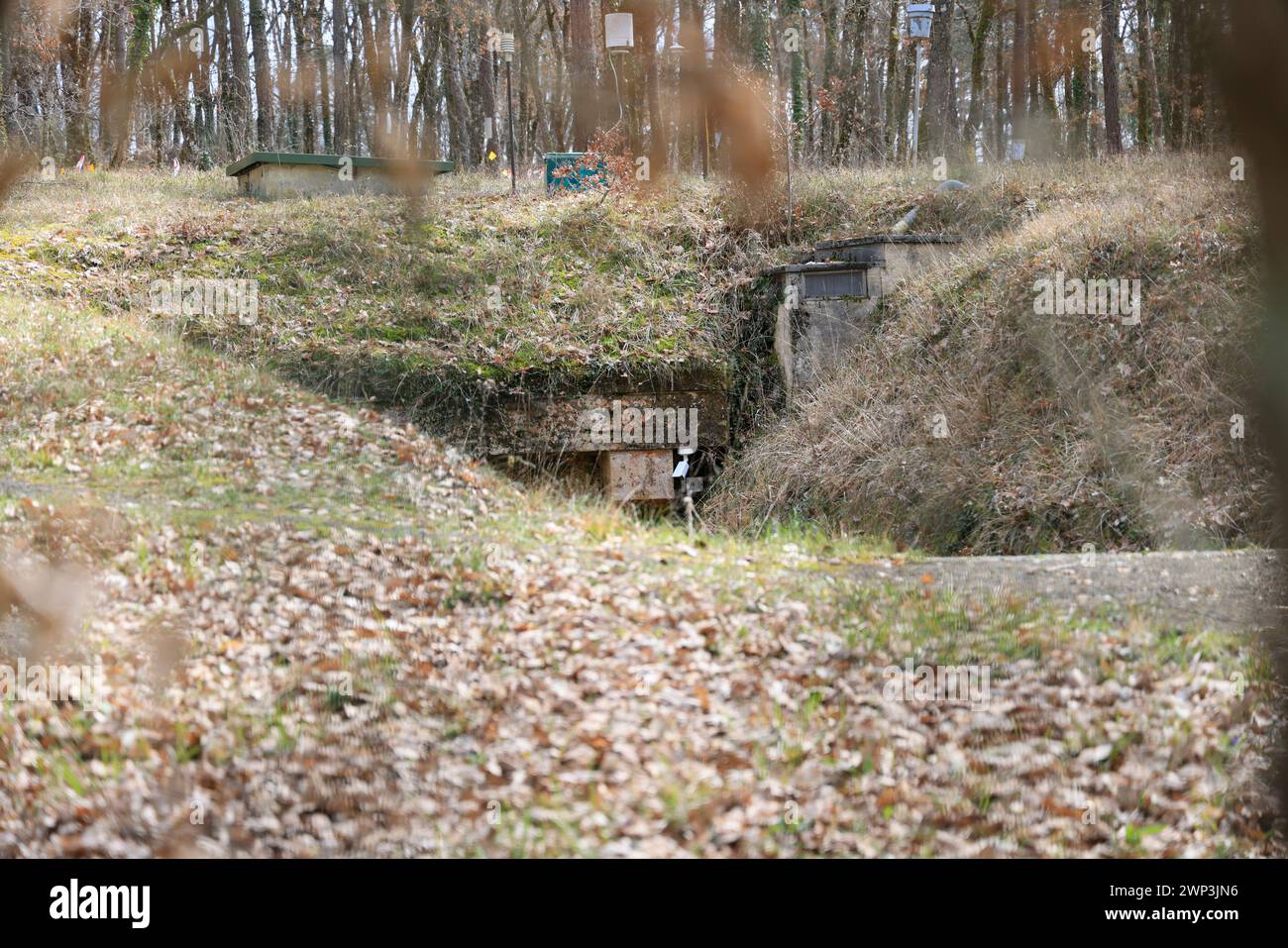 Grotta Lascaux originale. Foresta di querce e copertura vegetale sopra l'originale grotta di Lascaux. Gli impianti tecnici in superficie contribuiscono alla conservazione Foto Stock