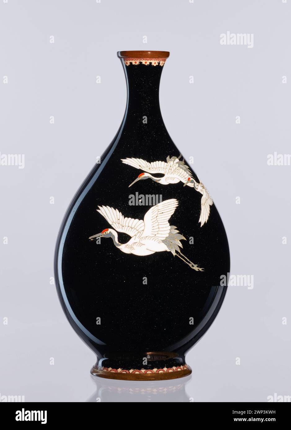Un vaso cloisonné giapponese del 1891-1910 nella collezione di Julius Henry Block, decorato con gru, che rappresentano le tecniche d'arte decorative giapponesi. Foto Stock