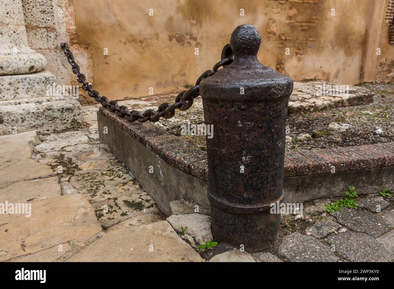 Cannone all'ingresso della Fortezza di Ozama, o Fortaleza Ozama, nella città coloniale di Santo Domingo, Repubblica Dominicana. Realizzato nel 1505 d.C., Foto Stock