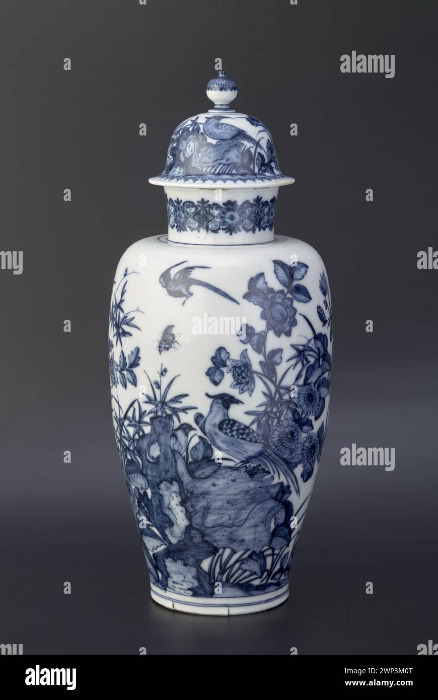 Un vaso del XVIII secolo che mette in risalto il design decorativo, i materiali ceramici e l'artigianato del periodo. Foto Stock